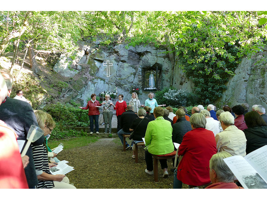 Maiandacht mit Krönung der Fatima-Madonna in Naumburg (Foto: Karl-Franz Thiede)